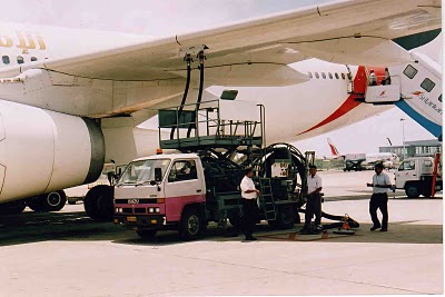 أزمة بين « الطيران » و « البترول » بسبب سداد قيمة الوقود بالدولار