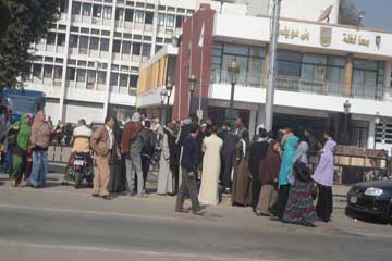 المعلمون المساعدون يتظاهرون أمام تعليم بني سويف للمطالبة بالتثبيت