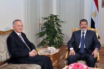 الرئيس يبحث مع أوغلو سبل تفعيل المبادرة المصرية