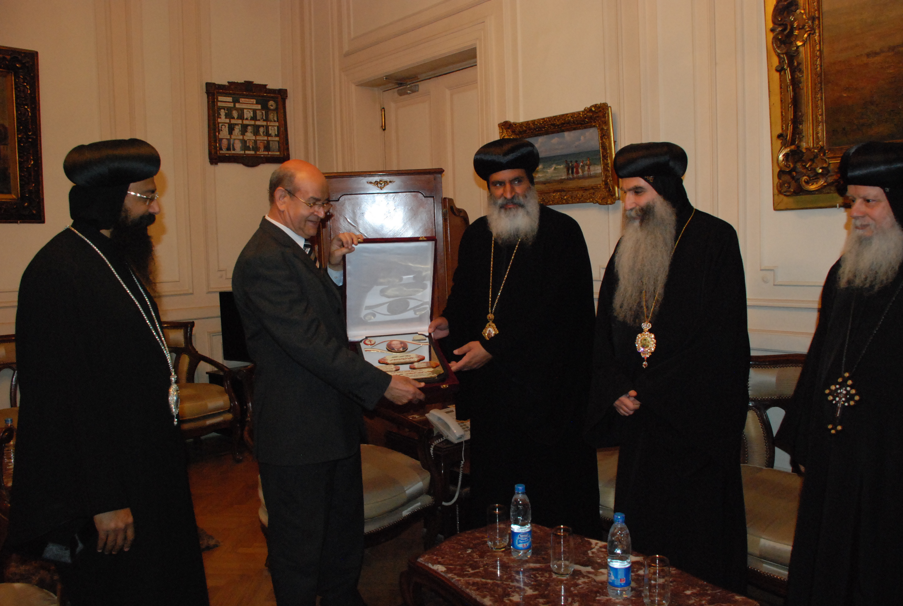 وفد كنسى رفيع المستوى يقدم الشكر لمحافظ الجيزة لمشاركته الإحتفال بتجليسهم أساقفة المحافظة