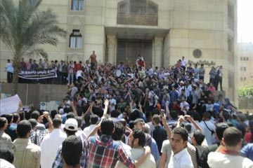 فرح بين طلاب الأزهر المحتجين عقب الإعلان عن انتخاب رئيس جديد للجامعة