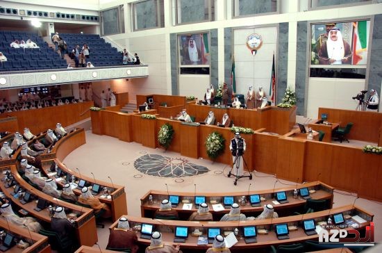 برلمان الكويت يوافق على إعفاء المواطنين من بعض الديون الشخصية