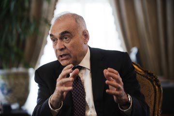 هولاند يناقش مع عمرو العلاقات الثنائية وتسوية الأزمات بالمنطقة