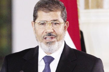 الرئيس مرسى يزور طلاب جامعة الأزهر المصابين بالتسمم بالمستشفى