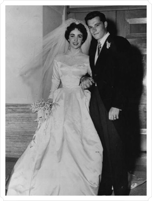 بيع فستان زفاف “اليزابيث تايلور” في مزاد الشهر القادم