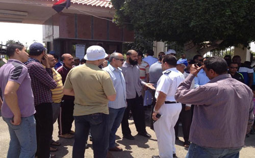 وقفة احتجاجية لموظفى “حى العامرية” بالإسكندرية