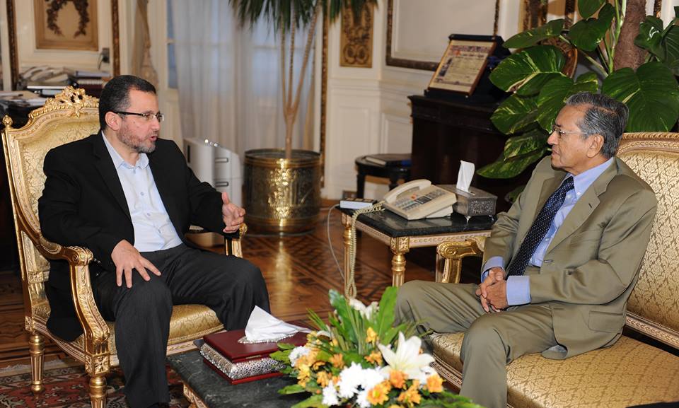 قنديل يبحث مع مهاتير محمد الاستفادة من التجربة الماليزية لتقوية الاقتصاد