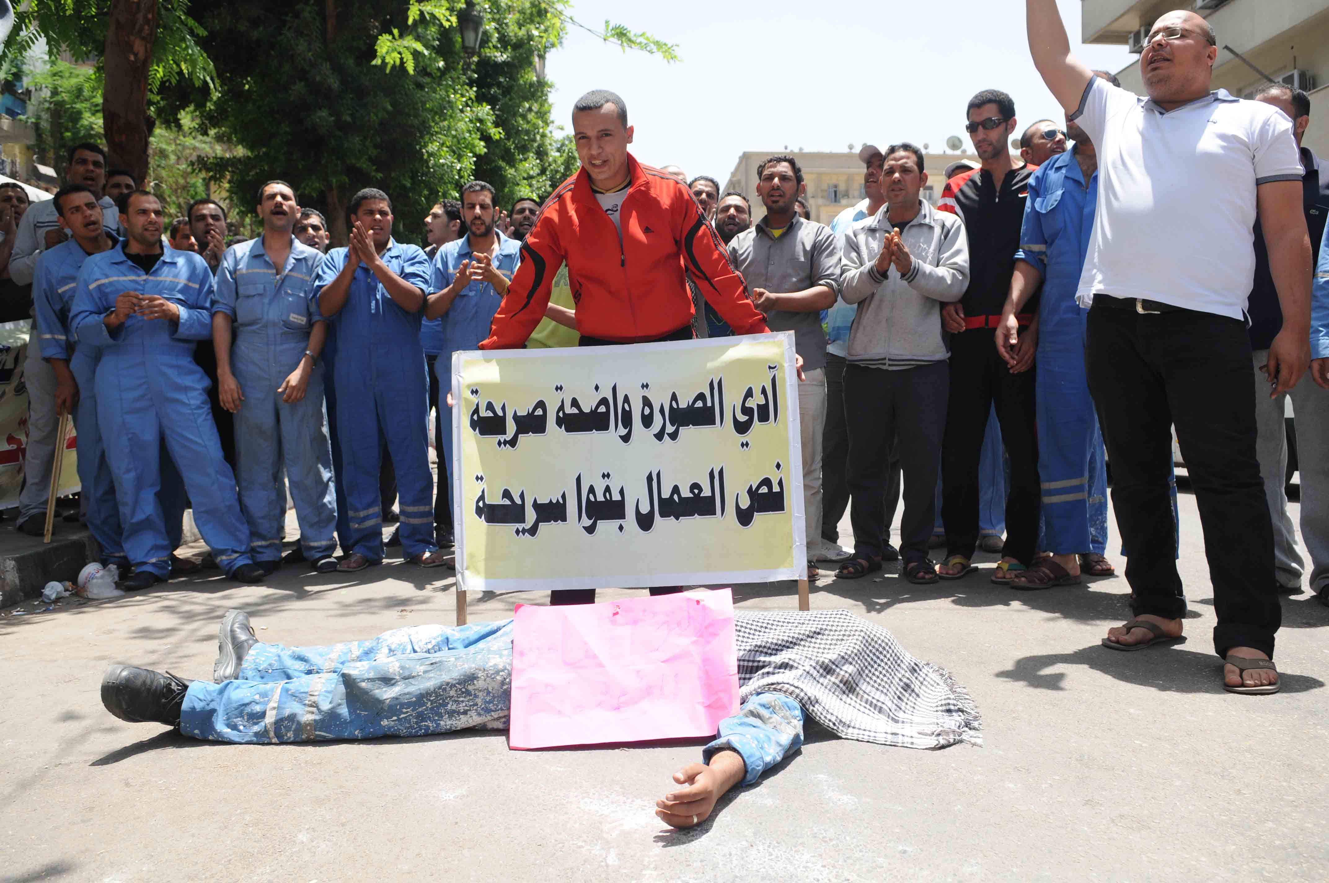 وقفة عمال البترول أمام﻿﻿ مجلس الوزراء