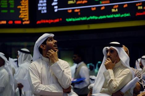 اللون الأحمر يُخيم على أداء المؤشرات الكويتية عند المنتصف