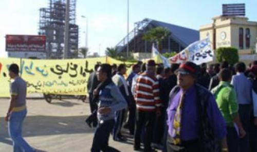 عمال الغزل يتظاهرون امام القوى العاملة للمطالبة بانقاذ الصناعة ومنع التهريب