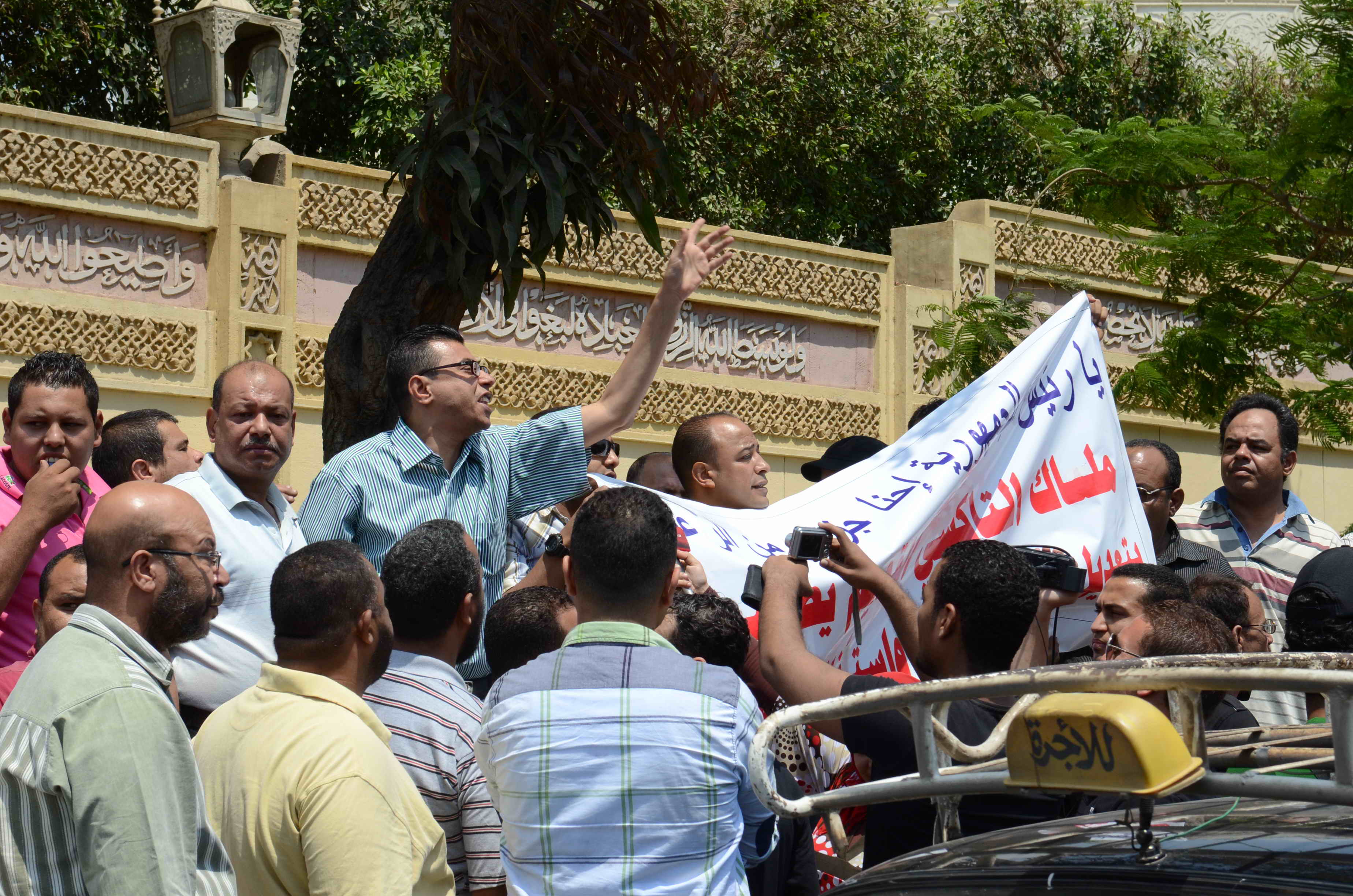 مظاهرات أصحاب التاكسى أمام قصر الاتحاد﻿ية