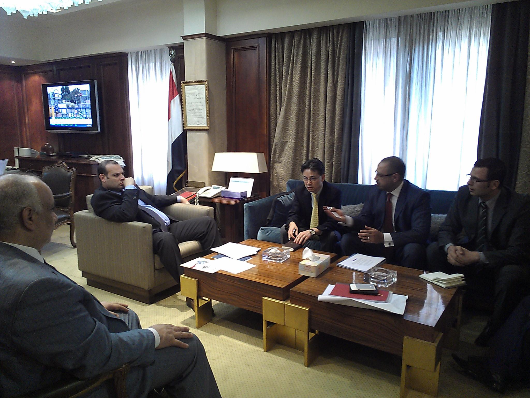 حاتم صالح يبحث تطورات العمل فى مشروع انشاء مصنع ” سامسونج “