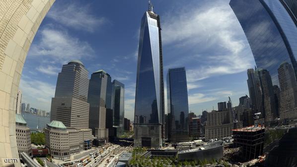 تركيب القمة المستدقة لأول أبراج مركز التجارة العالمي الجديد بنيويورك