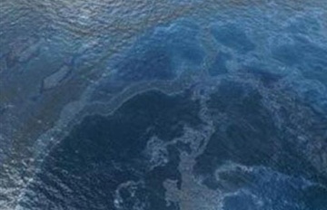 وزارة البيئة تواصل جهودها لتفتيت بقعة زيت بالساحل الشمالي