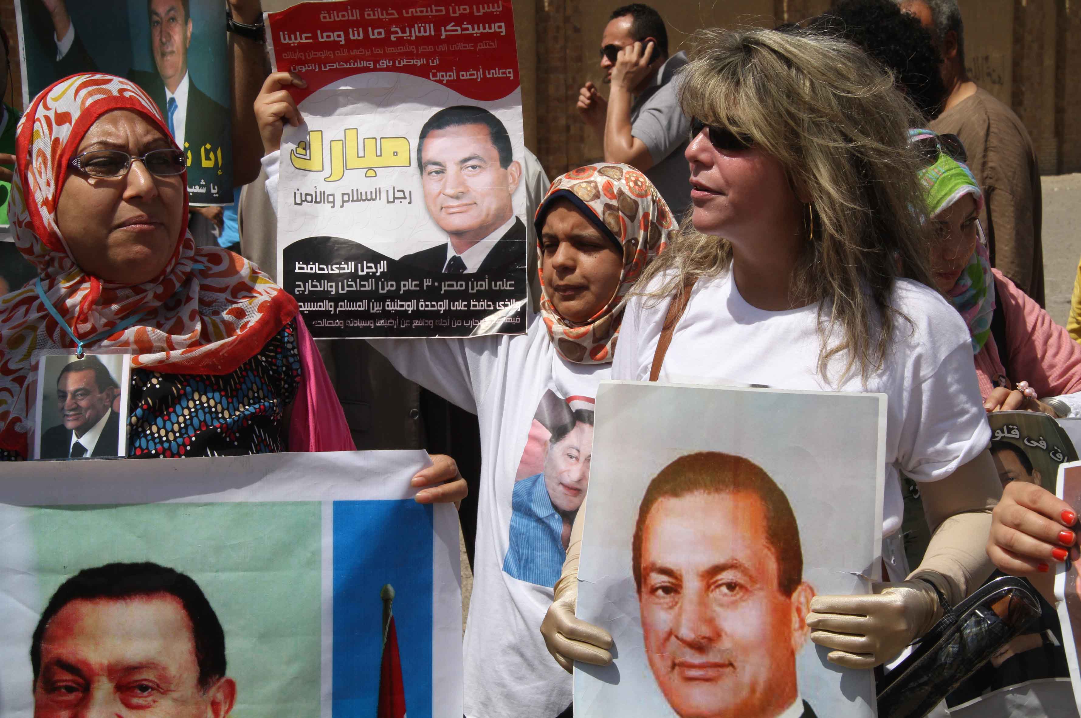 انصار مبارك واهالى الشهداء والمحاميين والصحفيين ﻿خارج المحكمة