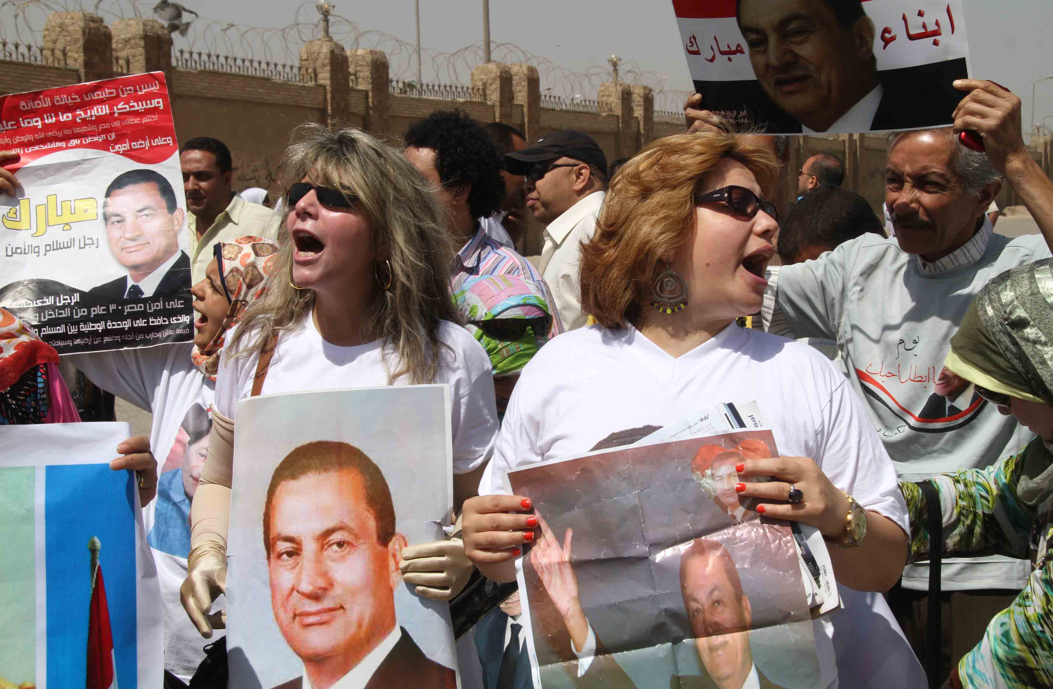 انصار مبارك واهالى الشهداء والمحاميين والصحفيين ﻿خارج المحكمة