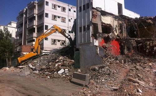 إزالة عقار على مساحة 800 متر بسينما الكواكب بحى وسط بـ” القاهرة “