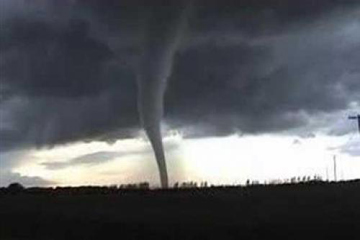 اعصار يسقط 4 أبراج لمحطة محولات جمصة ويوقف الخدمة