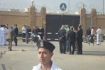 مشادات بين بعض المحامين ورجال الأمن قبل جلسات إعادة محاكمة مبارك