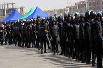 تزايد أعداد أنصار مبارك وأسر الشهداء أمام الأكاديمية و الأمن ينتشر