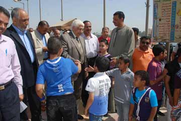 محافظ أسيوط يشارك المواطنين فرحتهم بشم النسيم بالحدائق العامة