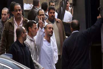 الأمن يكثف تواجده أمام مجمع محاكم طنطا أثناء محاكمة دومة