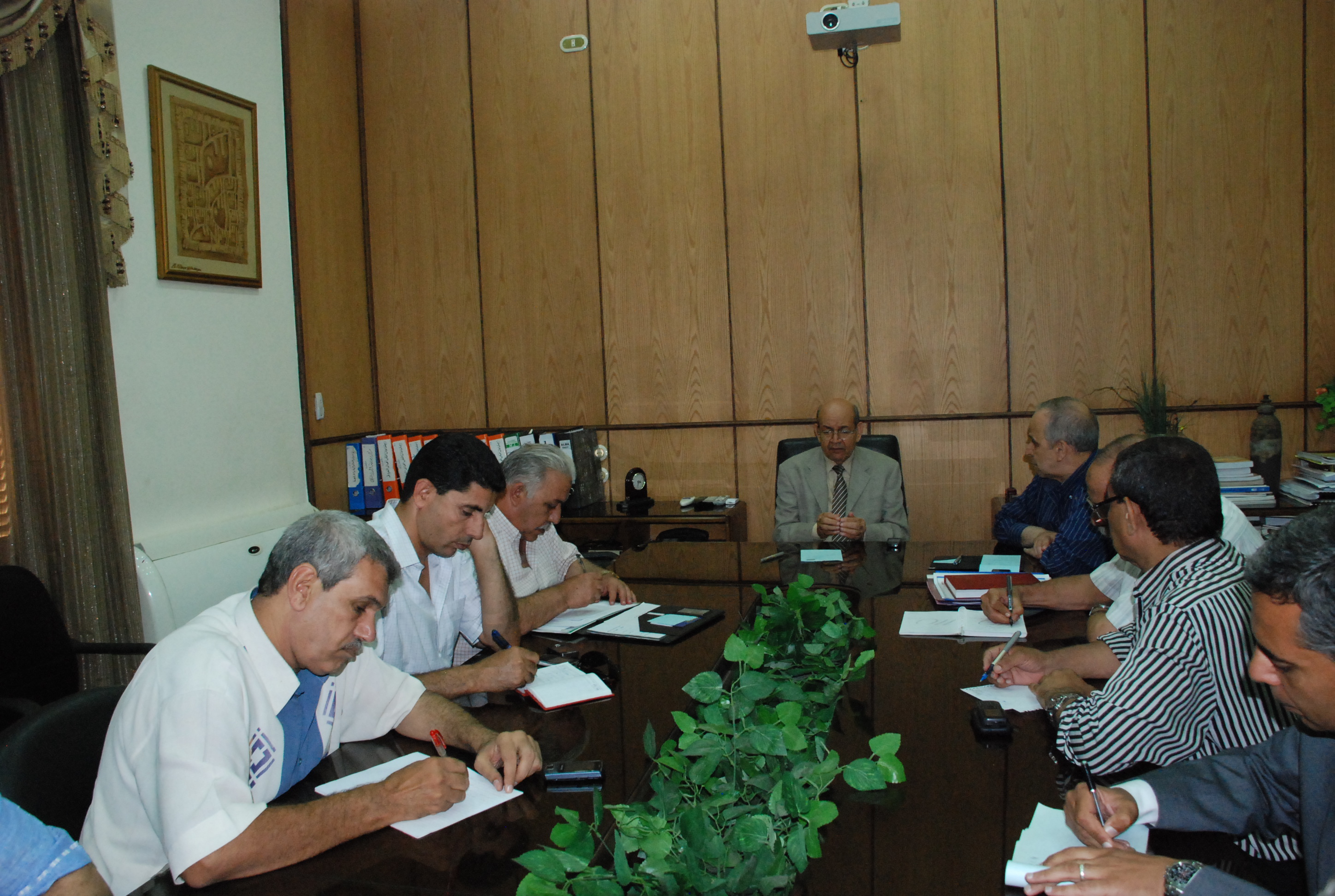 محافظ الجيزة يستعرض مع القيادات التنفيذية خطط تأمين المنشأت والاروح خلال تظاهرات اليوم