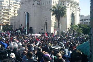 قطع طريق كورنيش الاسكندرية لتوافد المتظاهرين على ” القائد إبراهيم “