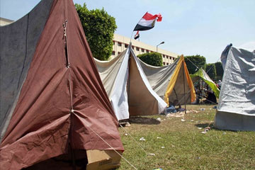 معتصمو رابعة يغلقون الشوارع المؤدية للميدان ولجان شعبية للتامين