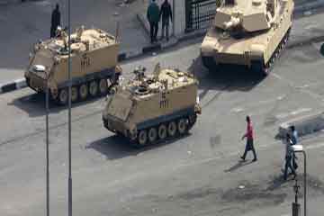 إنتشار المدرعات بطريق المطار وامام وزارة الطيران استعدادا لتظاهرات الغد