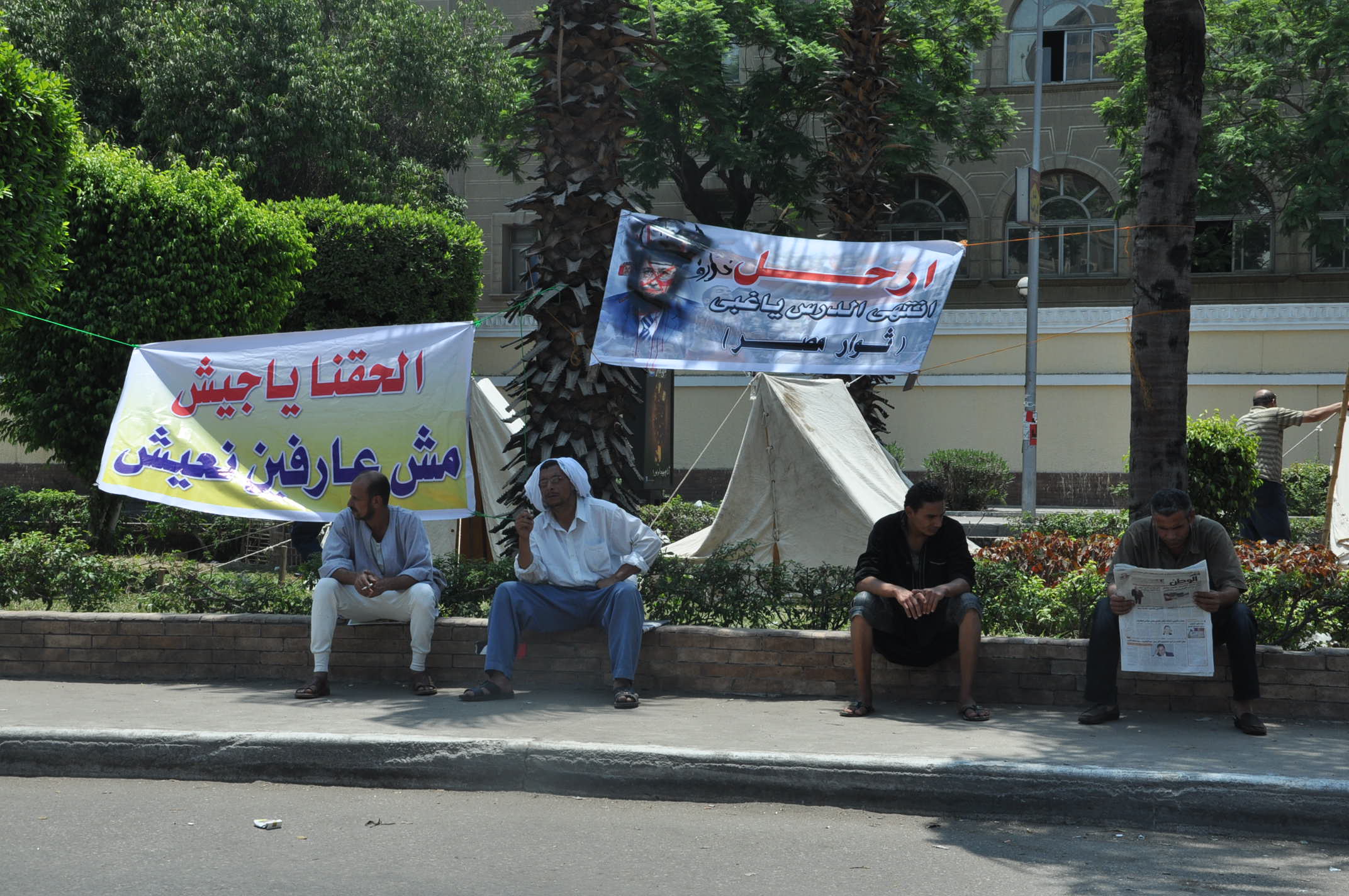 المعتصمون أمام وزارة الدفاع