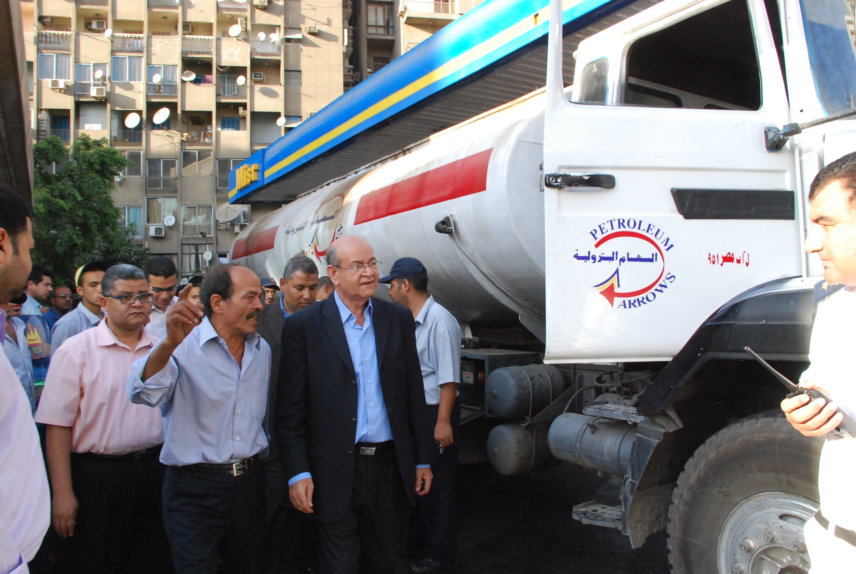 استمرار تجربة سيارات الوقود المتنقلة بـ ” الجيزة ” حتى انتهاء الازمة