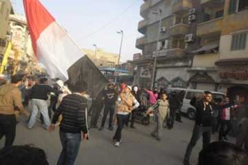 اعتصام المتظاهرين بميدان الساعة وإجراءات أمنية بميناء دمياط