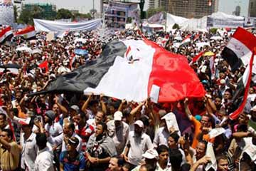 محافظ أسيوط يطالب شباب المتظاهرين بالتعبيرعن الرأى دون تخريب