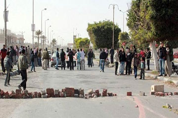 أهالى بنها يقطعون طريق المنصورة السريع للتعيين في محطة كهرباء جمجرة