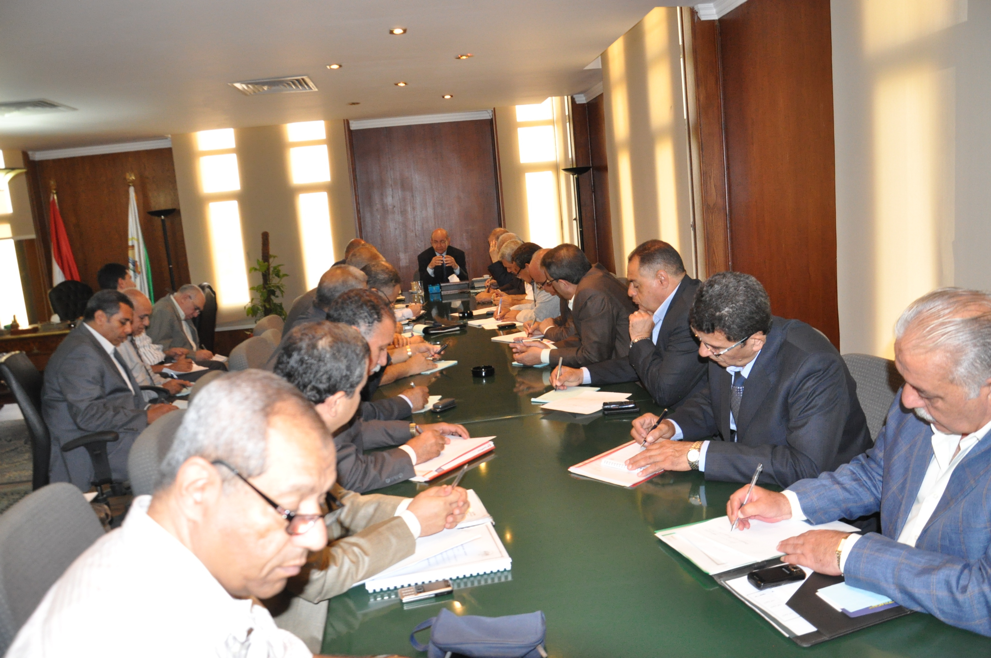 محافظ الجيزة يستعرض استعدادات المدن والإحياء لاستقبال شهر رمضان وتأمين سلامة المنشات والاهالى في 30 يونيو