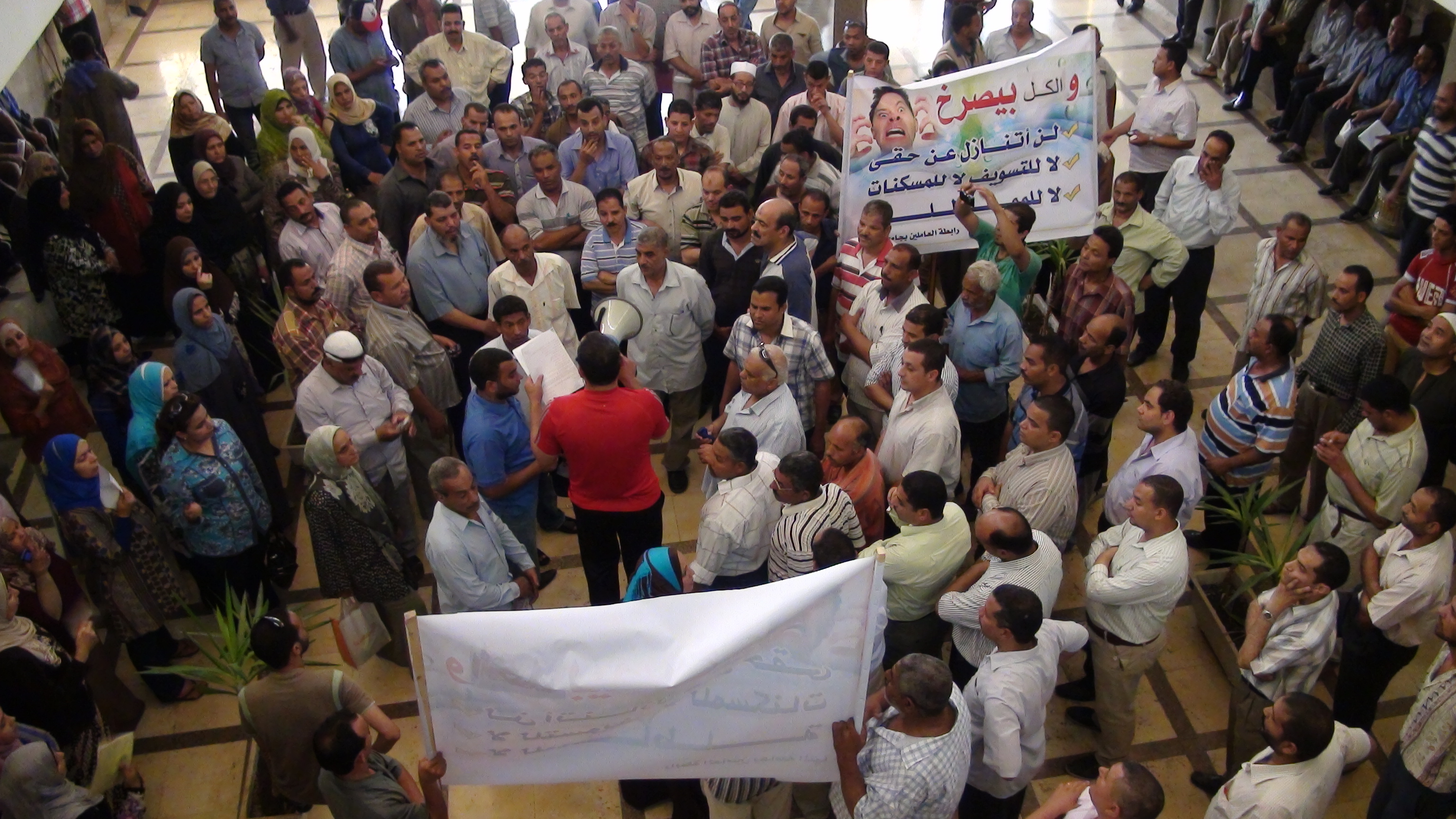 وقفة احتجاجية للعاملين بجامعة المنيا للمطالبة بزيادة المرتبات