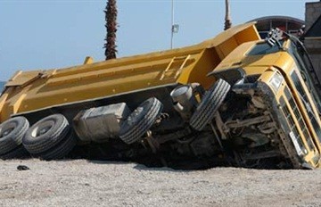 إنقلاب مقطورة يتسبب في شلل مروري بدائري “دار السلام”