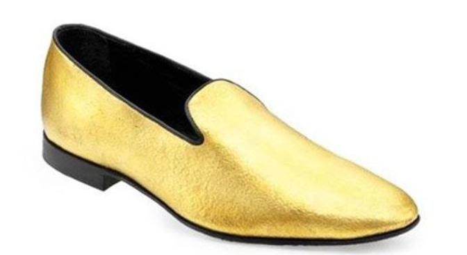 دبي بين 5 مدن عالمية تشهد بيع أحذية مغطاة بالذهب لمصمم ايطالي