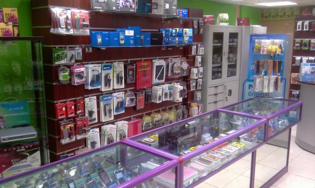 محلات الأجهزة الإلكترونية تتسلح بالأبواب الحديدية وزيادة العمالة