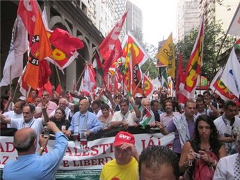 الآلاف يتظاهرون في البرازيل احتجاجا على زيادة أسعار المواصلات العامة، وميزانية كأس العالم التى تستضيفها البلاد