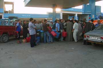 استمرار أزمة البنزين واشتباكات أمام محطات التوزيع بمحافظة الغربية