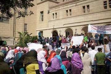 موظفو الجامعات يهددون بوقف نتائج الامتحانات إذا لم تنفذ مطالبهم