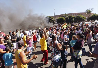 المتظاهرون فى البرازيل يتعهدون بمواصلة التظاهر احتجاجا على رفع تعريفة وسائل النقل