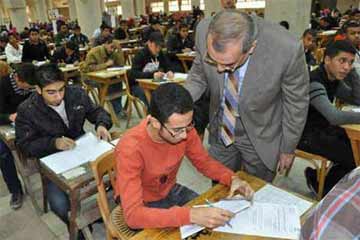 طلبة الثانوية يؤدون امتحان الفيزياء وإجراءات مشددة بعد تهديدات بتسريبه