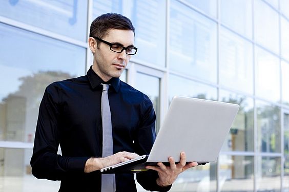 ثلث الموظفين قد يفكرون في ترك وظائفهم إذا لم يسمح لهم باستخدام الأجهزة الشخصية في العمل