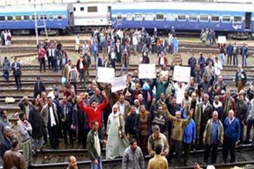 العشرات من معلمى قنا يقطعون السكك الحديد للمطالبة بالتثبيت