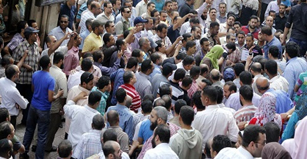 موظفو التأمين الصحي بالإسكندرية يعتصمون لضمهم إلى الكادر