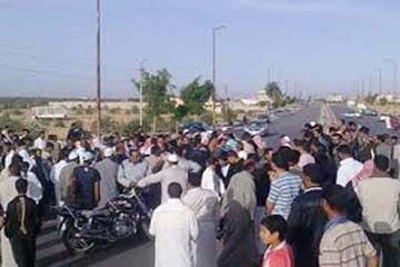 سائقو الميكروباص بكفر الشيخ يقطعون الطريق الدولي