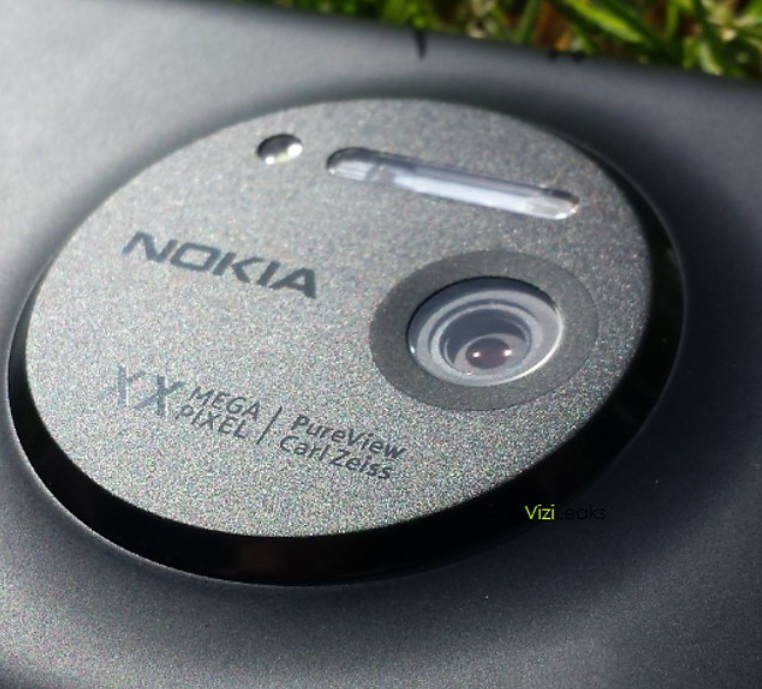 هاتف “Nokia EOS” الذي يحمل كاميرا ضخمة